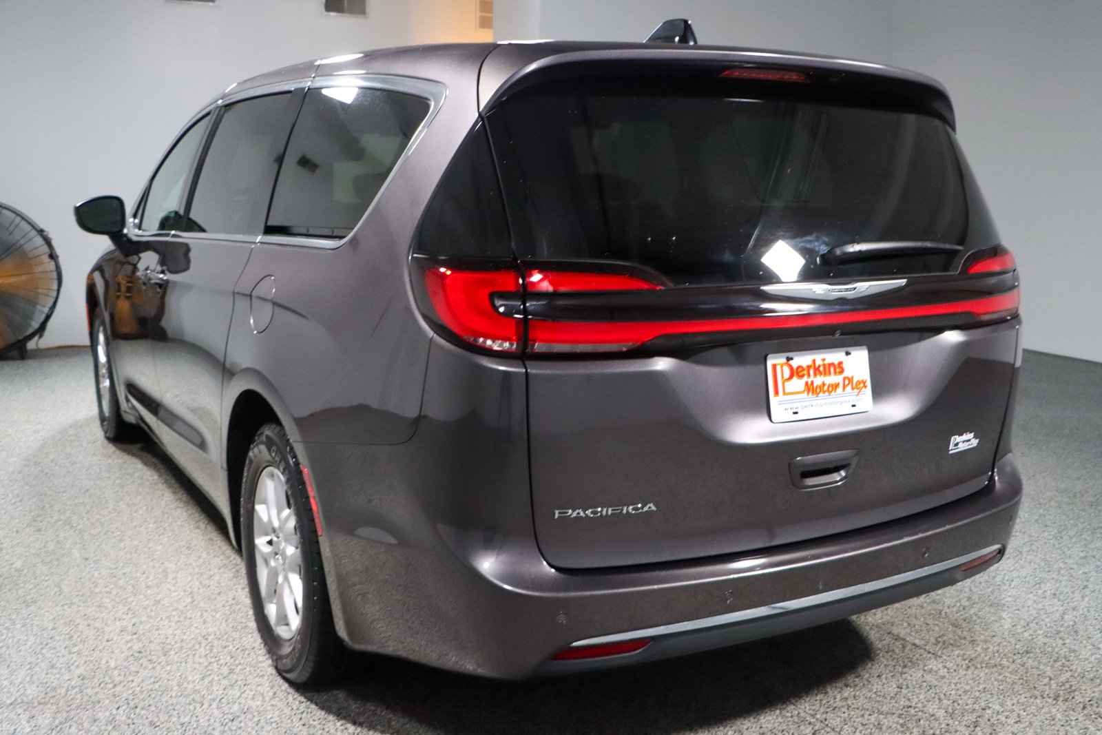 Used 2023 Chrysler Pacifica Touring-L image 9