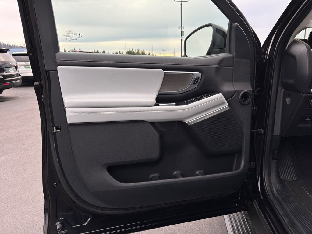 Used 2025 Ford Expedition Platinum image 23