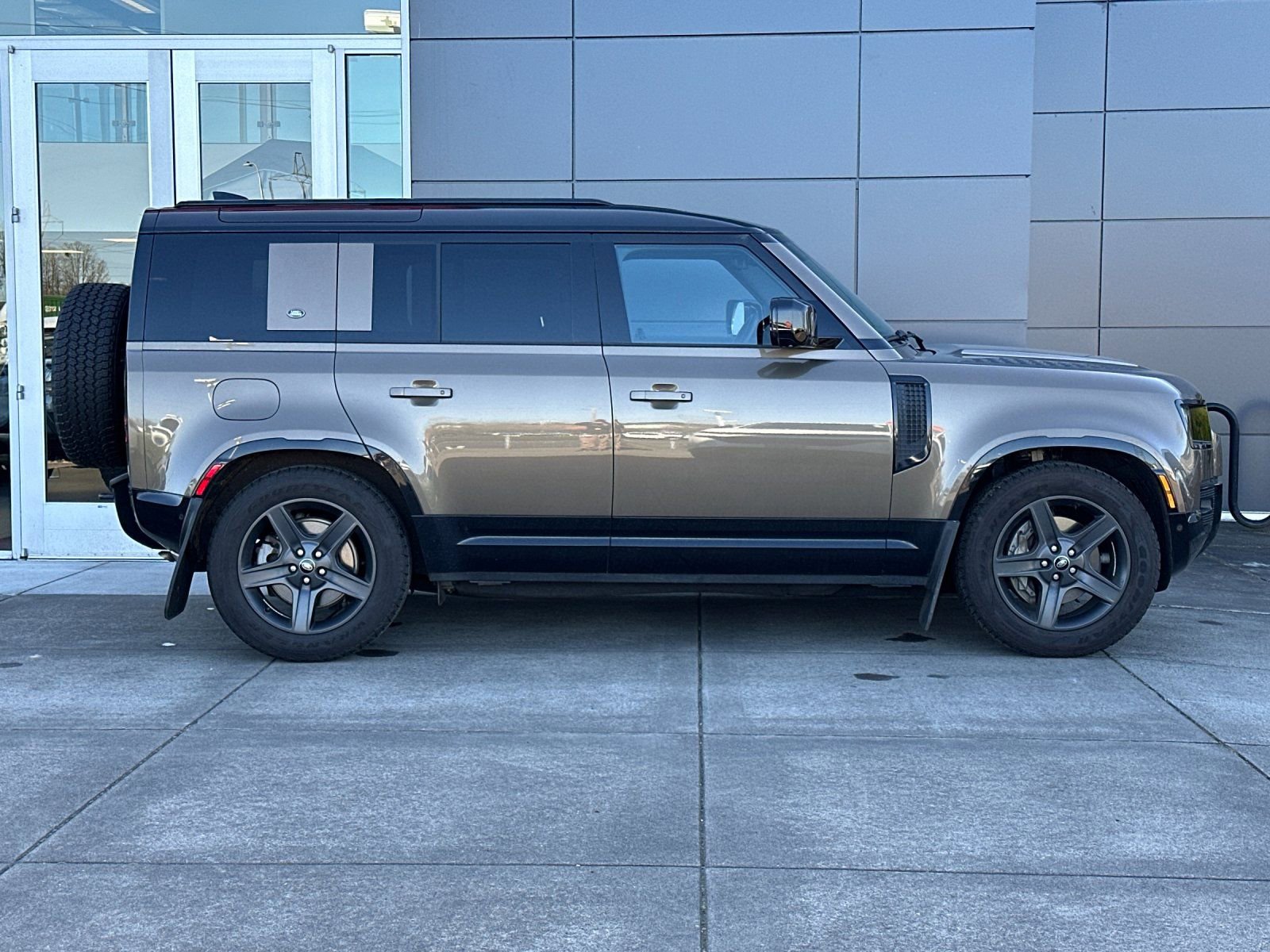 Used 2023 Land Rover Defender 110 X-Dynamic SE image 2