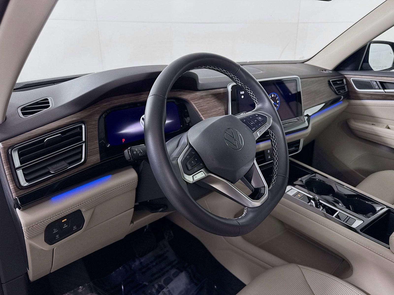 Used 2025 Volkswagen Atlas SEL image 4