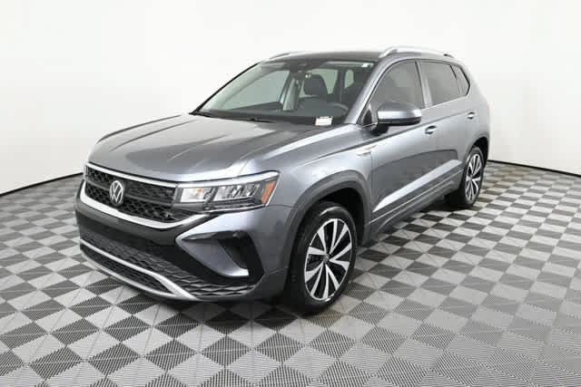 Certified 2023 Volkswagen Taos SE FWD image 2