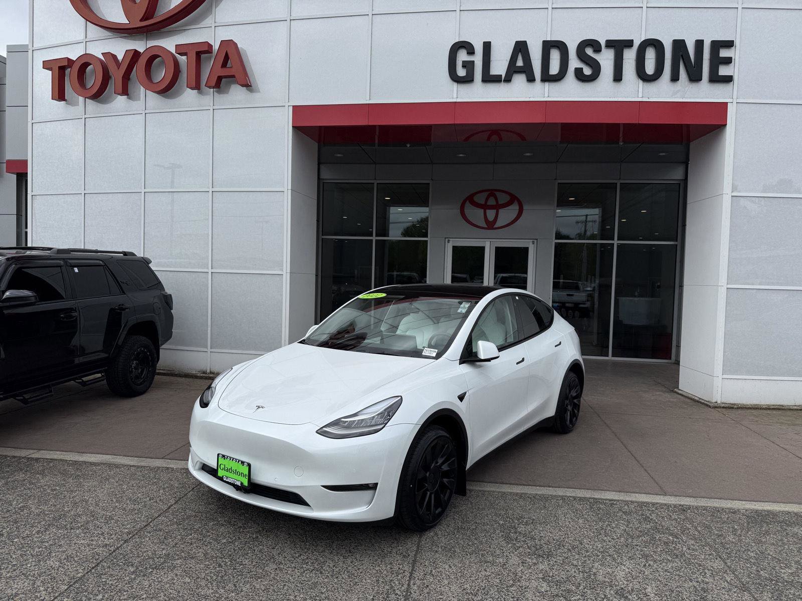 Used 2022 Tesla Model Y Long Range AWD/4WD image 1