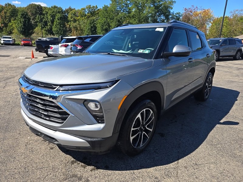 Used 2025 Chevrolet TrailBlazer LT AWD/4WD image 3