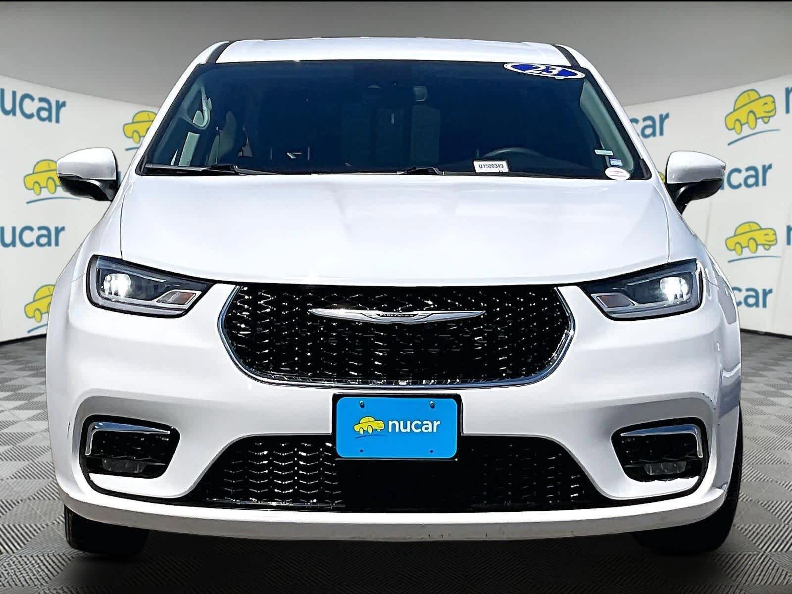 Used 2023 Chrysler Pacifica Touring-L FWD image 2