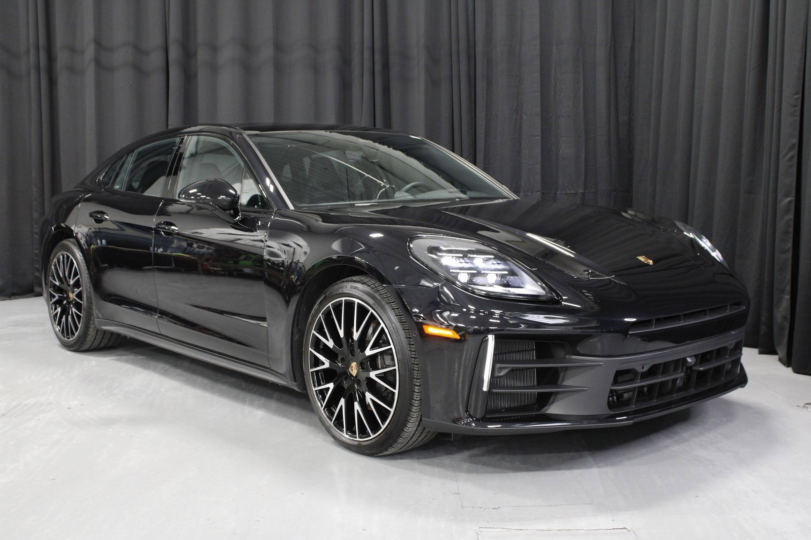 Certified 2025 Porsche Panamera 4 image 9