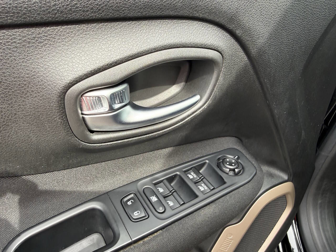 Used 2016 Jeep Renegade Latitude w/ Popular Equipment Group image 21