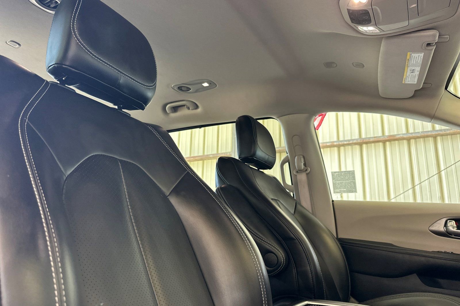 Used 2023 Chrysler Pacifica Touring-L FWD image 18