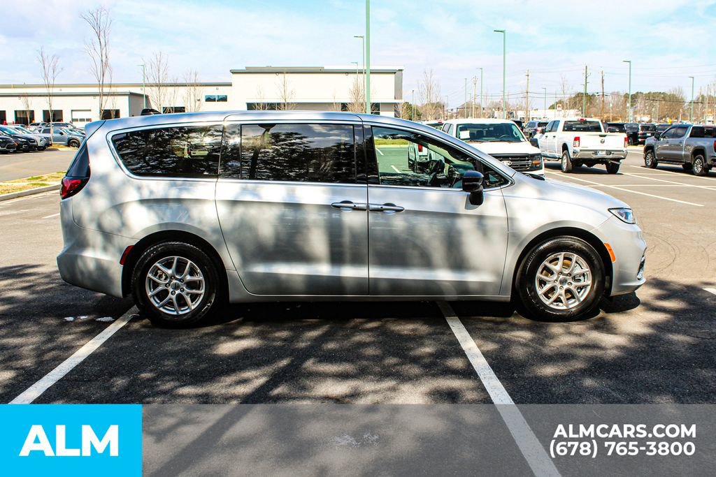 Used 2024 Chrysler Pacifica Touring-L image 9