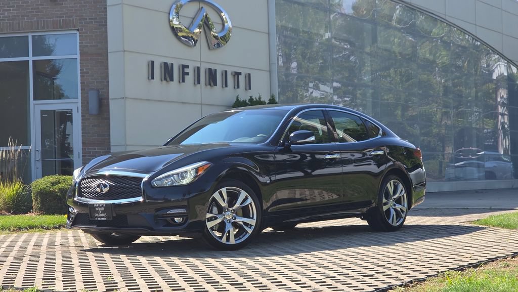 Used 2019 INFINITI Q70 Luxe w/ Sport Package AWD/4WD image 2