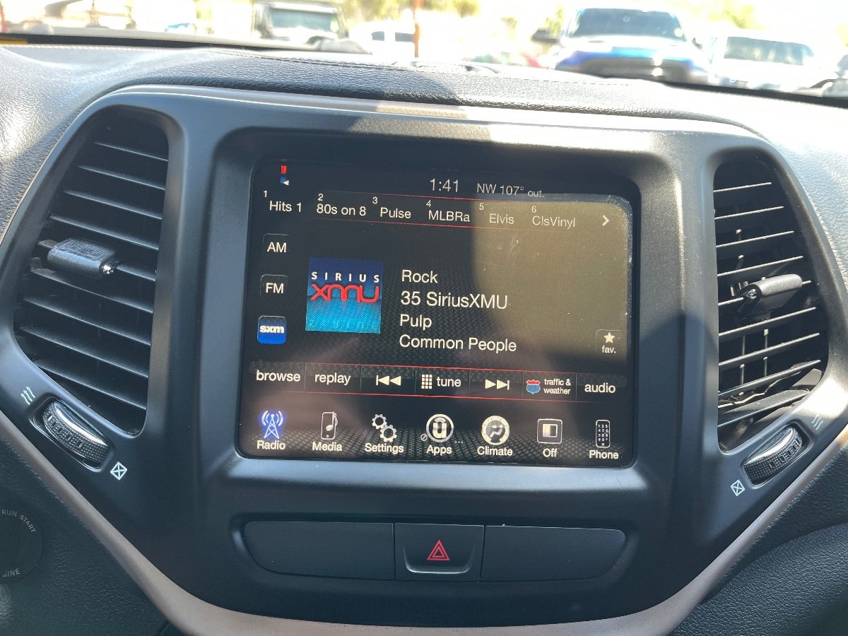 Used 2017 Jeep Cherokee Latitude FWD image 13