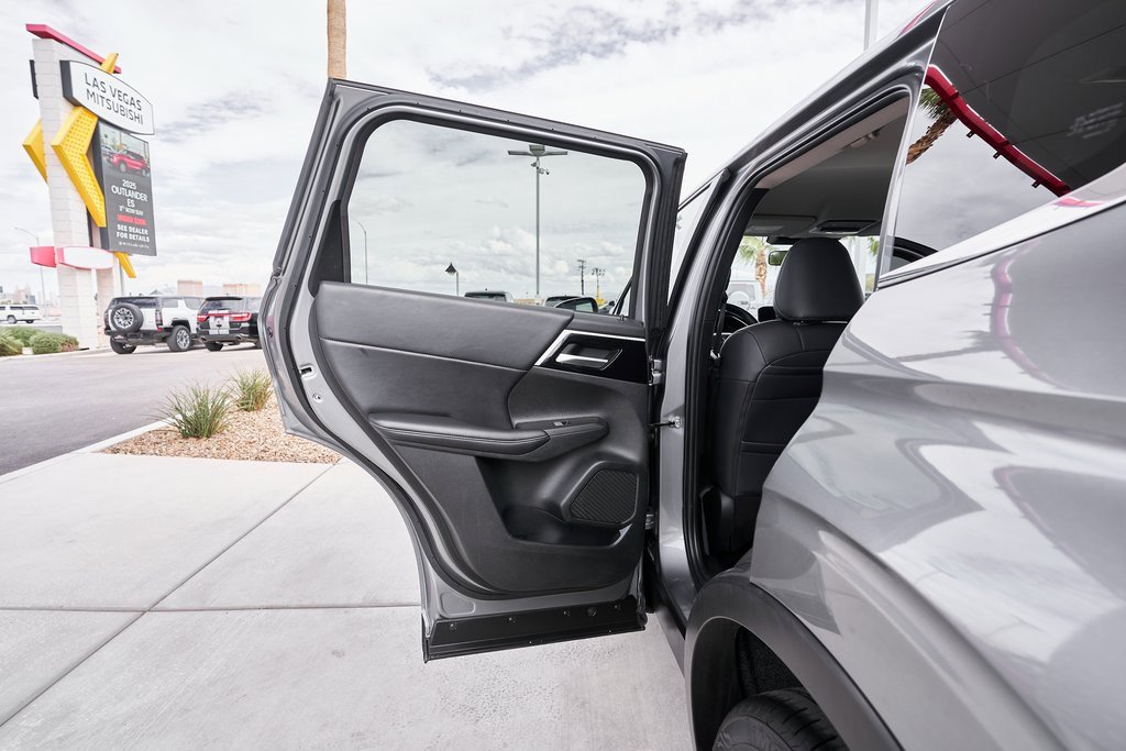 Used 2024 Mitsubishi Outlander SE image 16