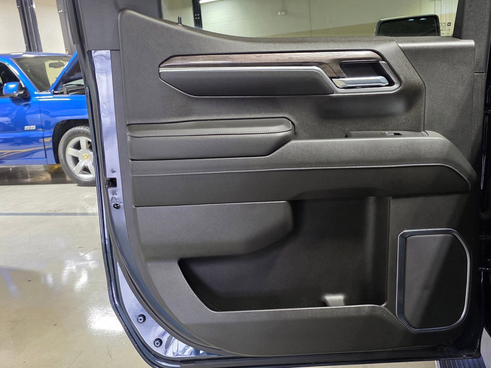 Used 2022 Chevrolet Silverado 1500 LTZ w/ LTZ Convenience Package II AWD/4WD image 15