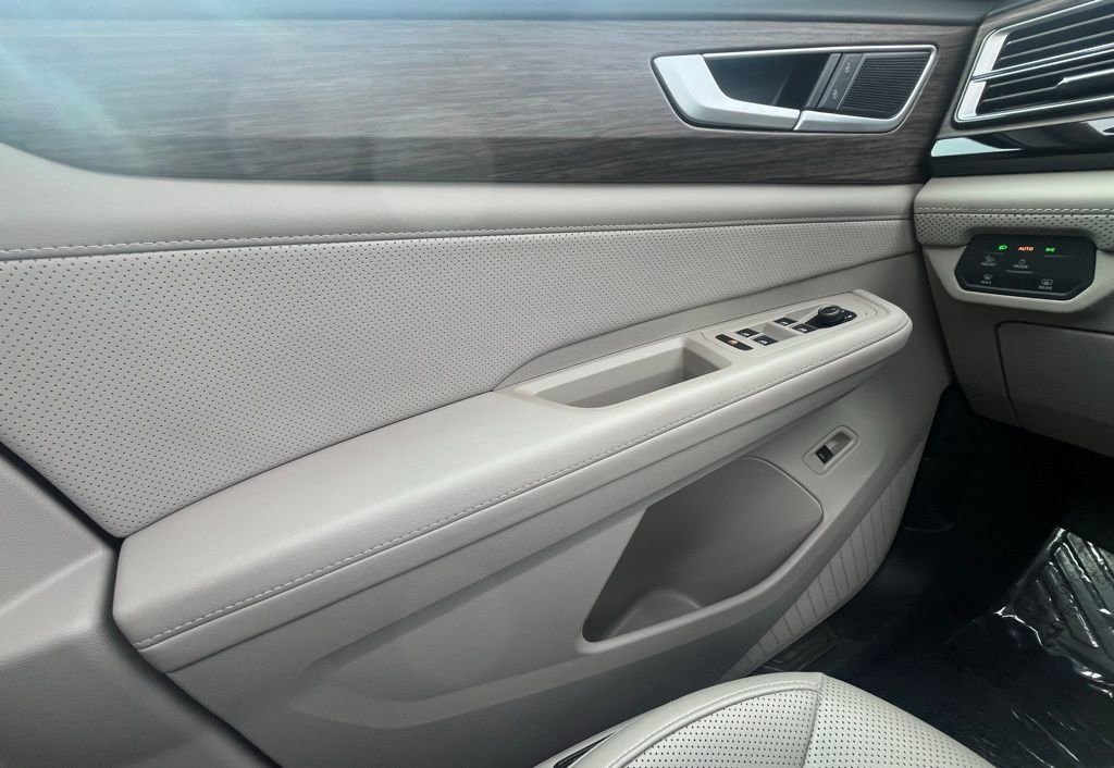 Certified 2025 Volkswagen Atlas SEL image 19