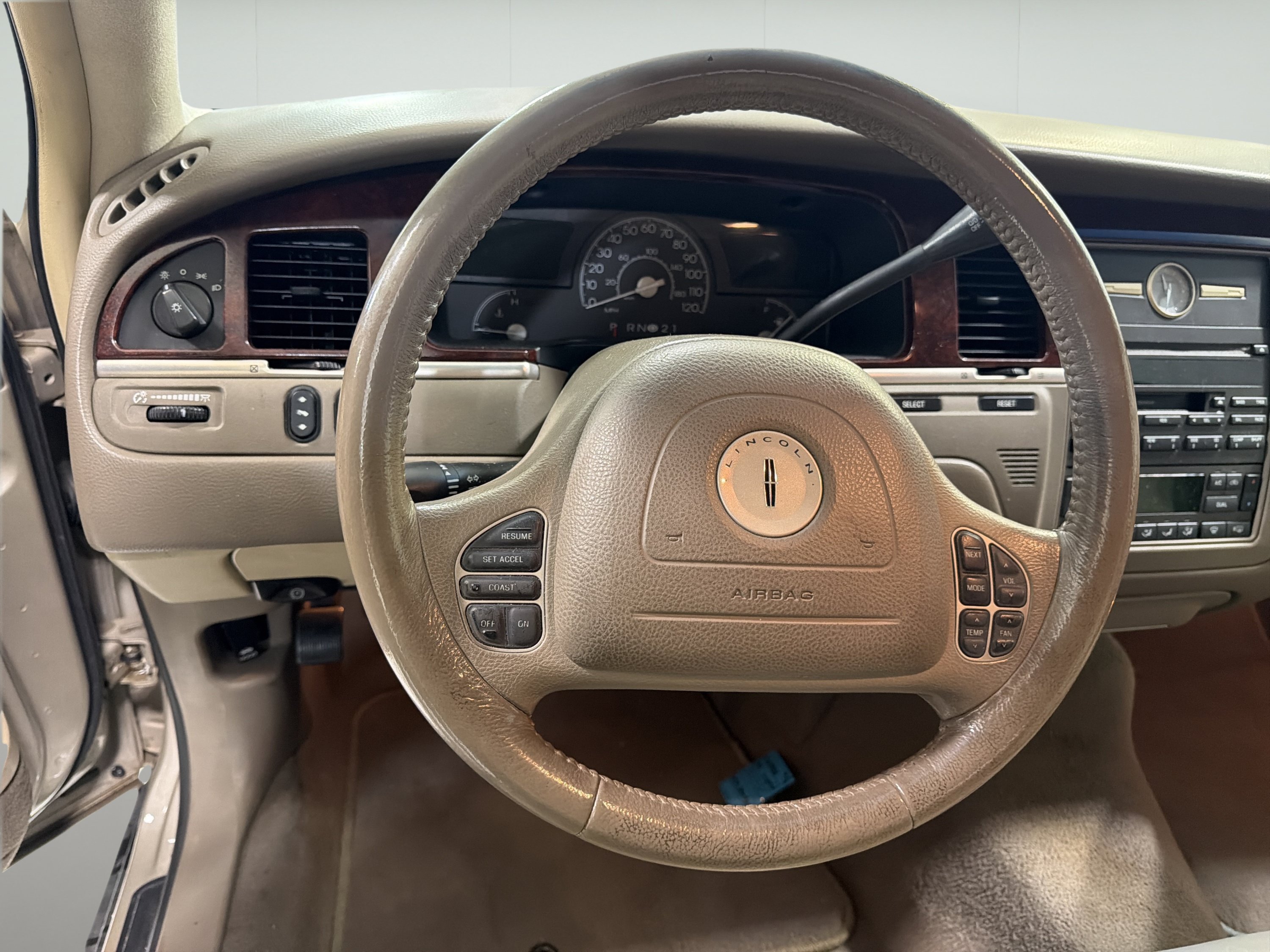 Used 2004 Lincoln Town Car Signature RWD image 14