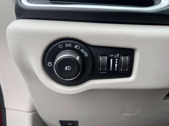 Used 2018 Chrysler Pacifica Touring-L w/ Tire & Wheel Group FWD image 10