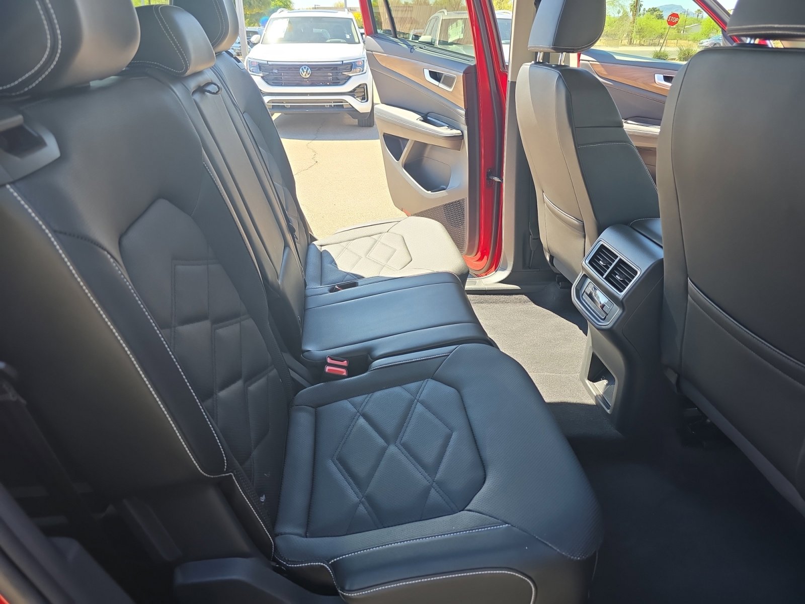 Used 2024 Volkswagen Atlas SE image 18