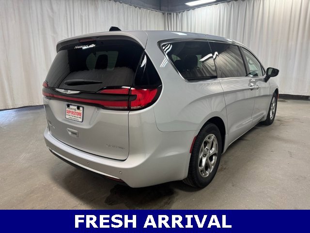 Used 2024 Chrysler Pacifica Limited image 4