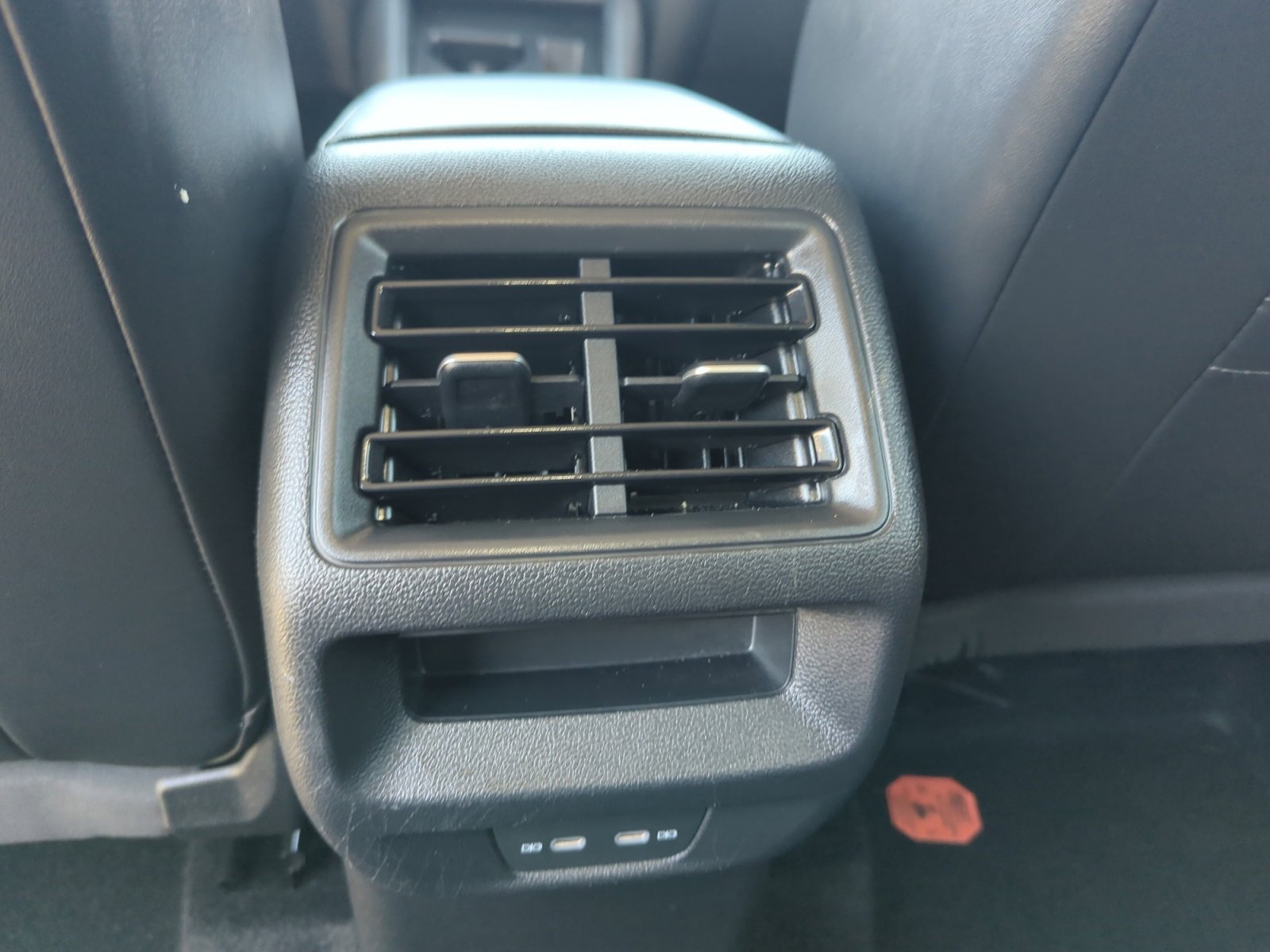 Used 2025 Volkswagen Tiguan SE image 30