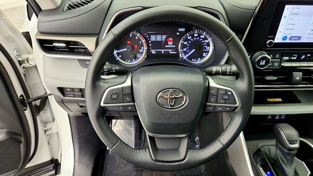 Used 2023 Toyota Highlander XLE AWD/4WD image 15