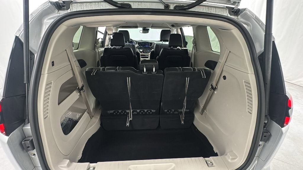Used 2024 Chrysler Pacifica Touring-L FWD image 17