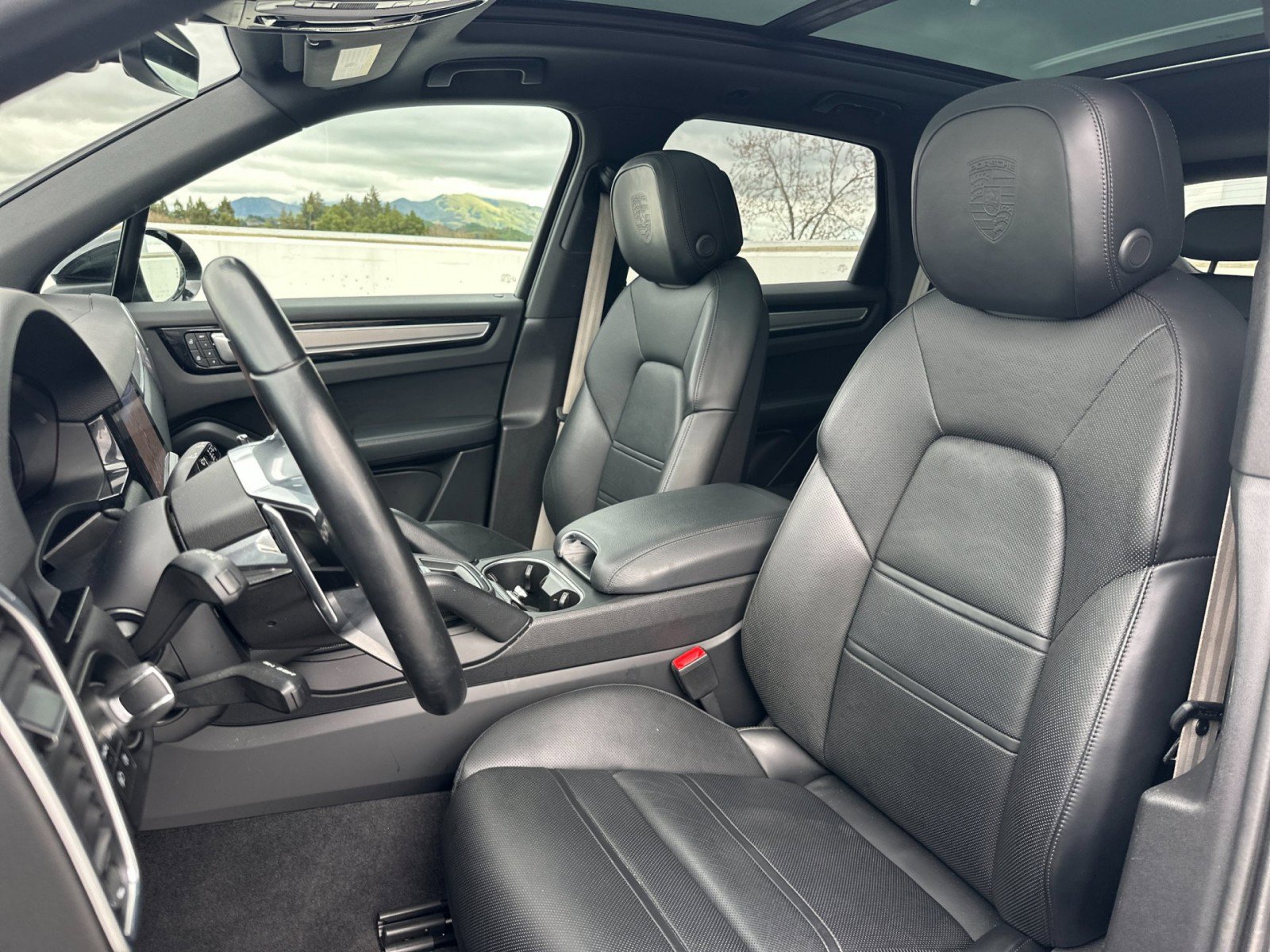 Used 2023 Porsche Cayenne Platinum Edition image 5