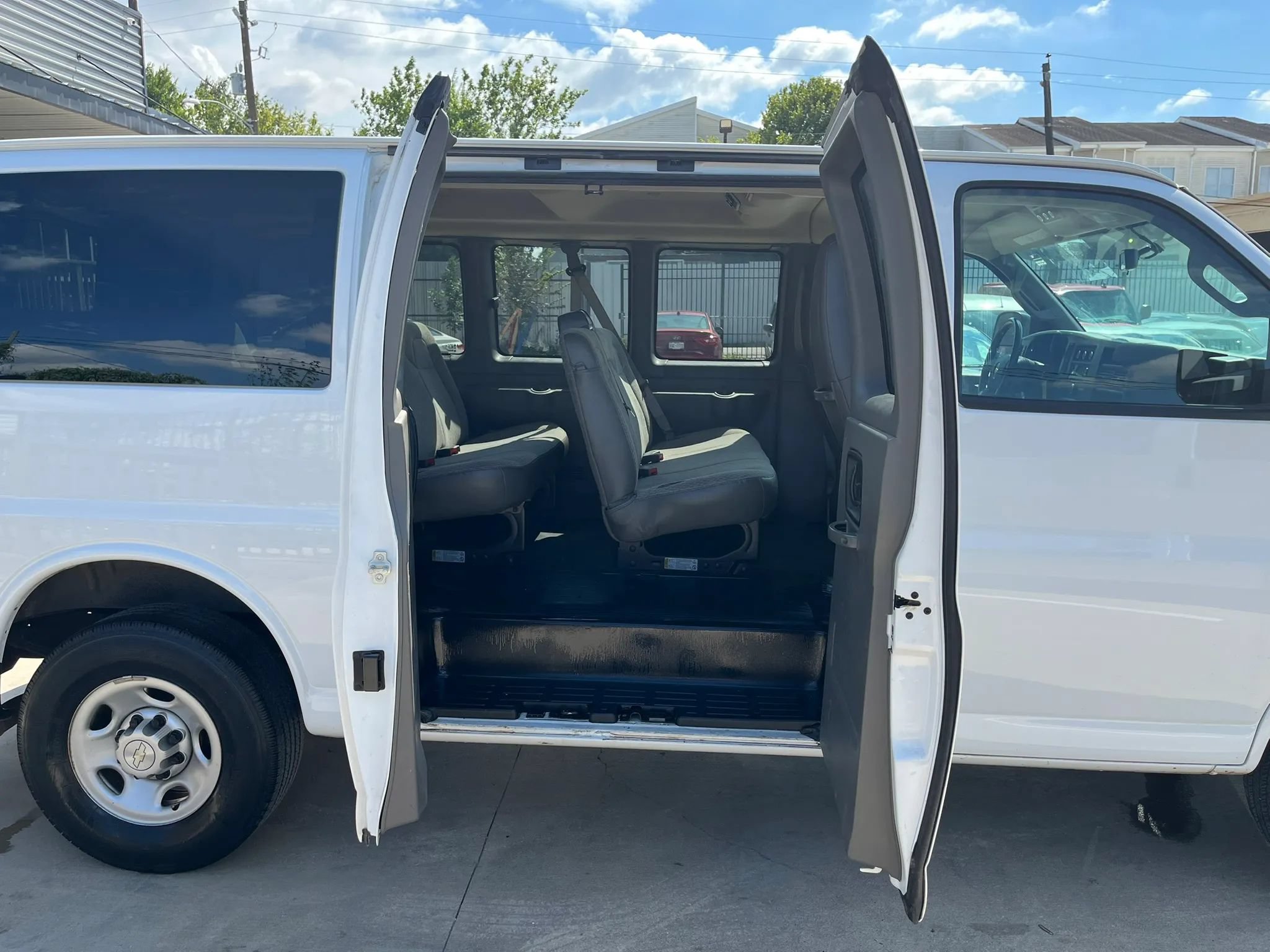 Used 2020 Chevrolet Express 2500 LS w/ Driver Convenience Package RWD image 29