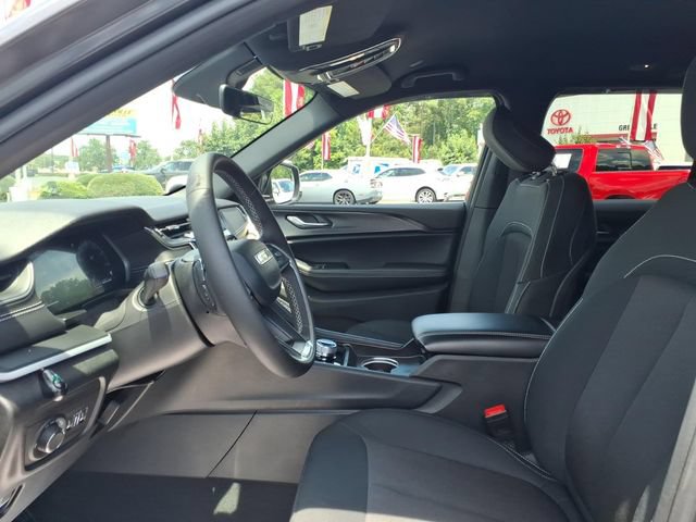 Used 2025 Jeep Grand Cherokee Laredo RWD image 5