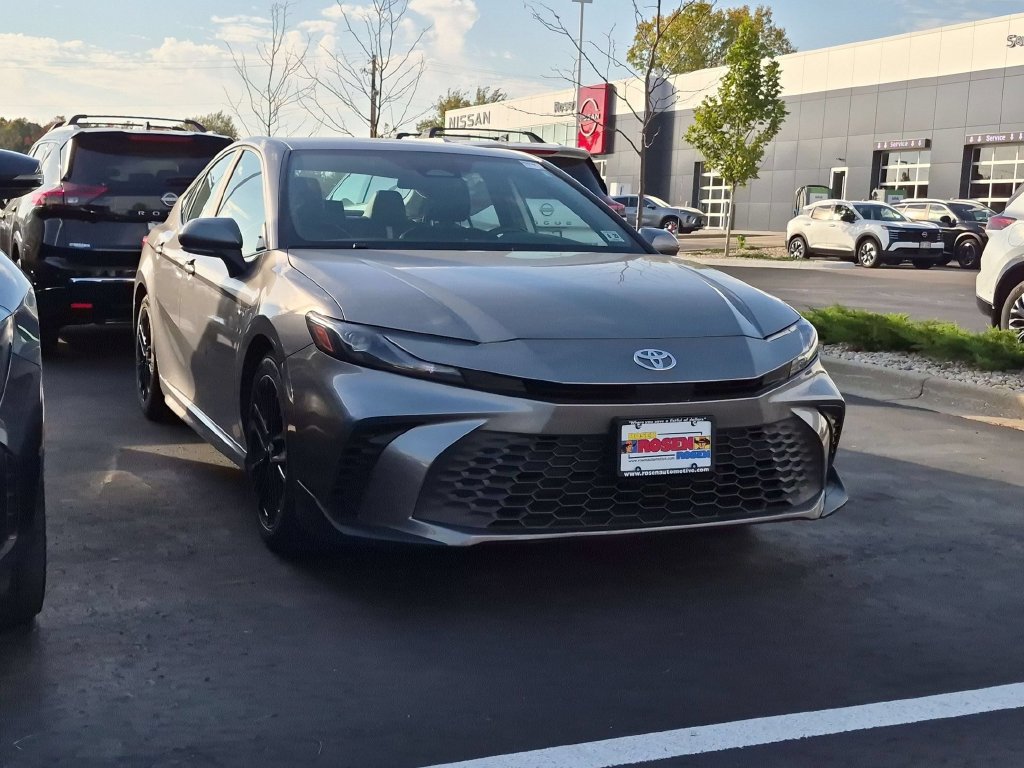 Used 2025 Toyota Camry SE FWD image 1