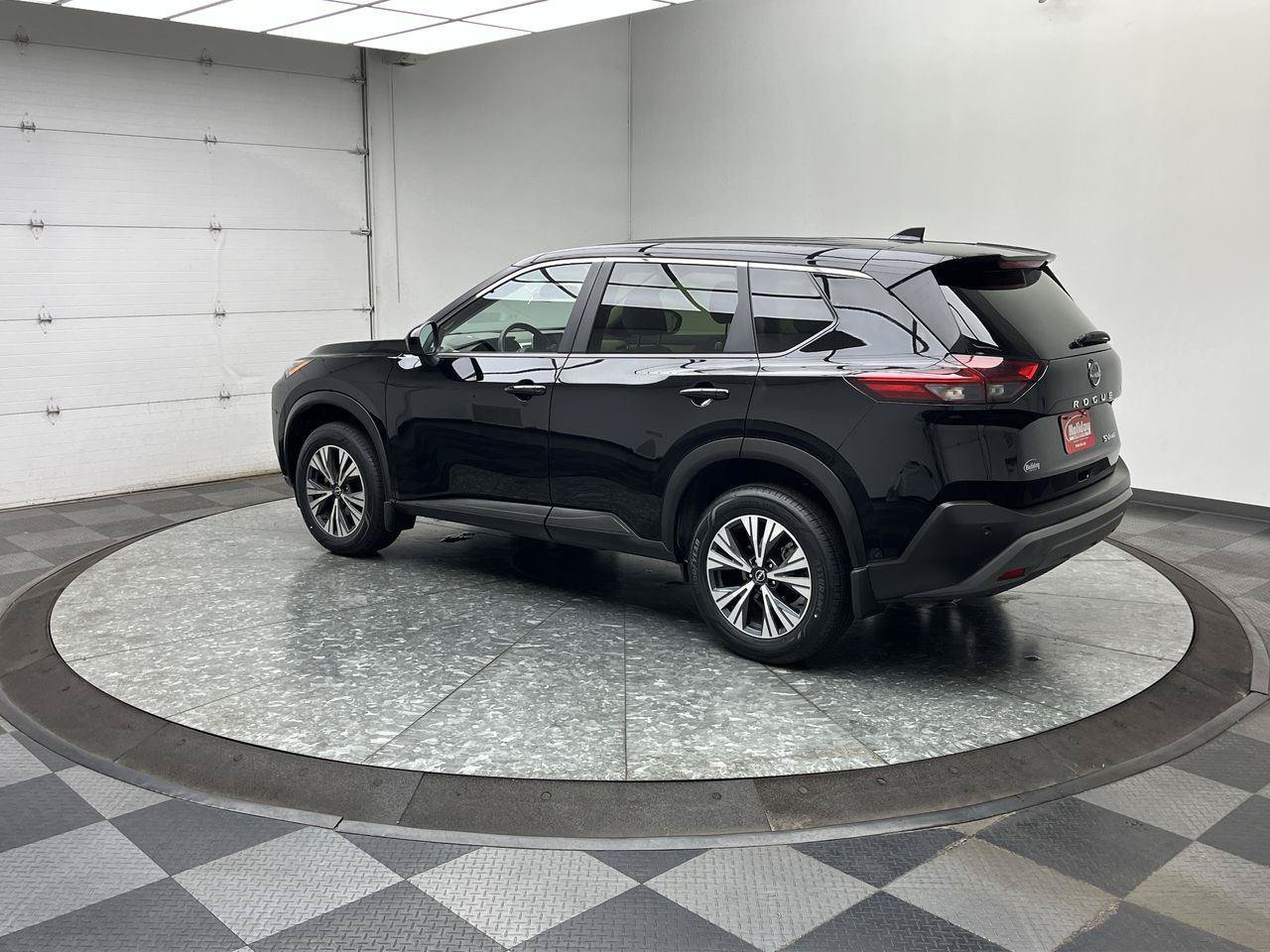 Used 2023 Nissan Rogue SV AWD/4WD image 2