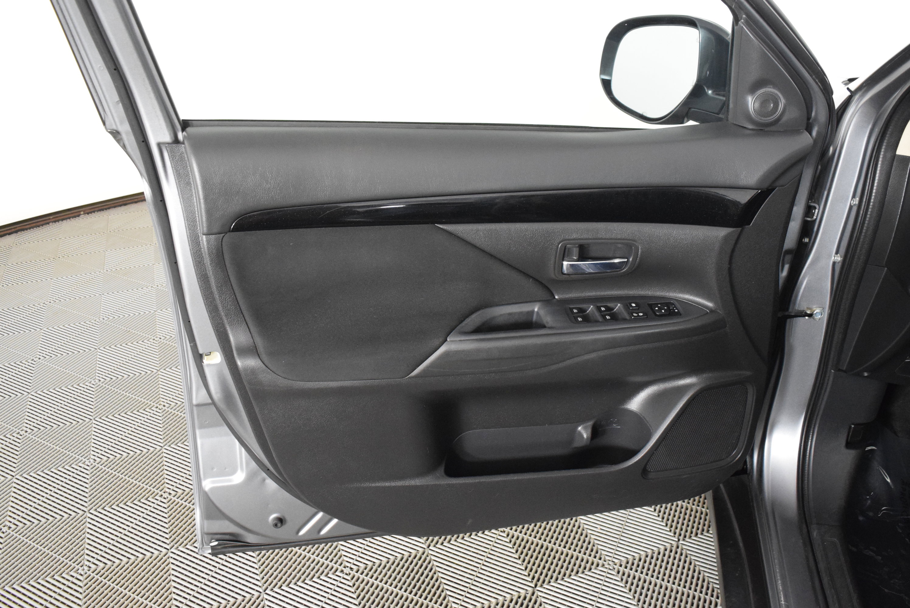 Used 2020 Mitsubishi Outlander ES image 24