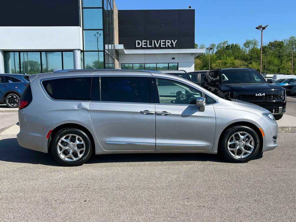 Used 2020 Chrysler Pacifica Limited FWD image 31