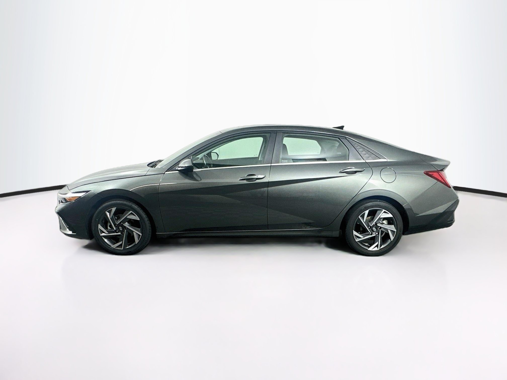 Used 2024 Hyundai Elantra SEL w/ Convenience Package FWD image 4