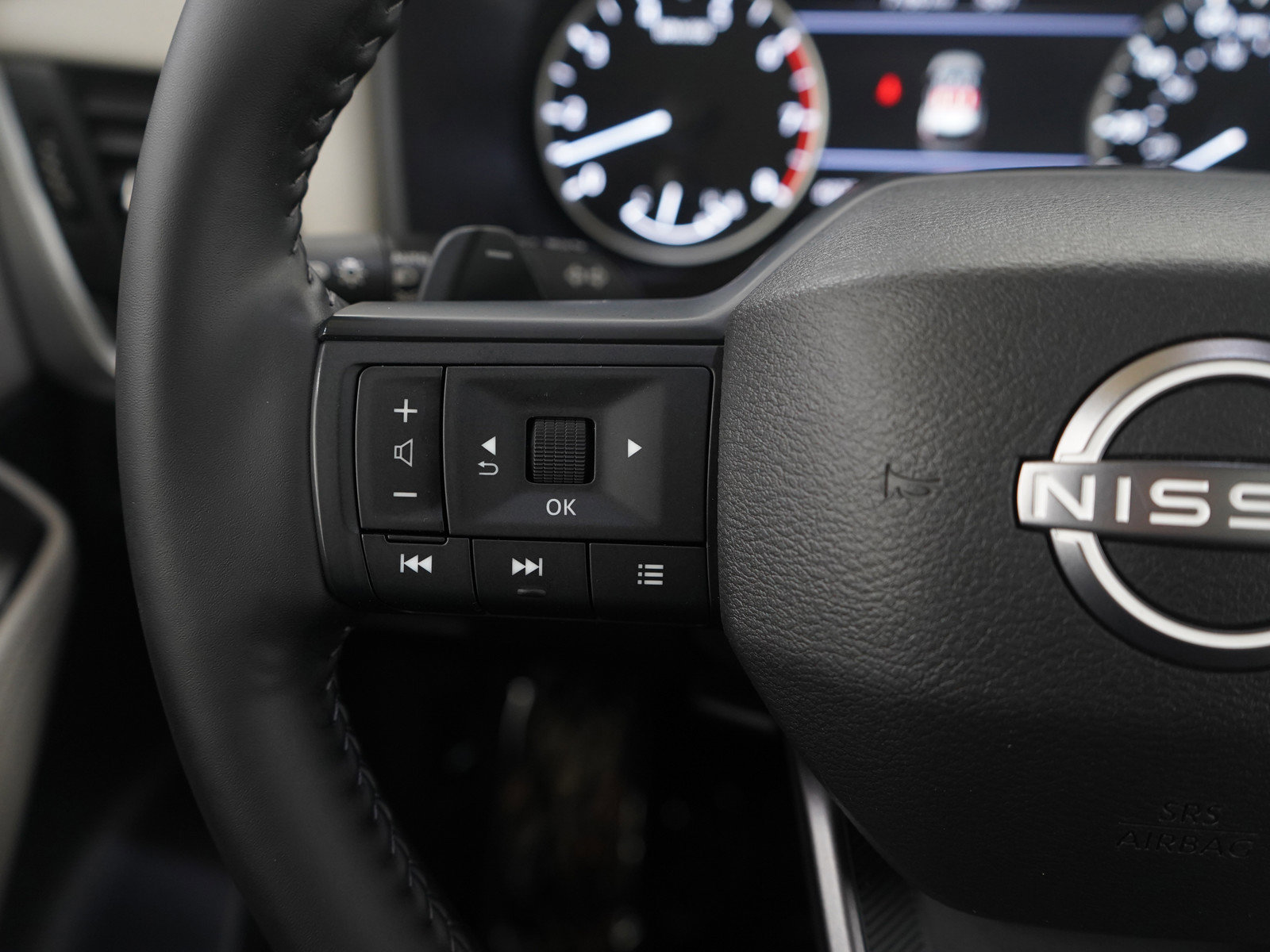 Used 2025 Nissan Rogue SV w/ SV Premium Package image 27