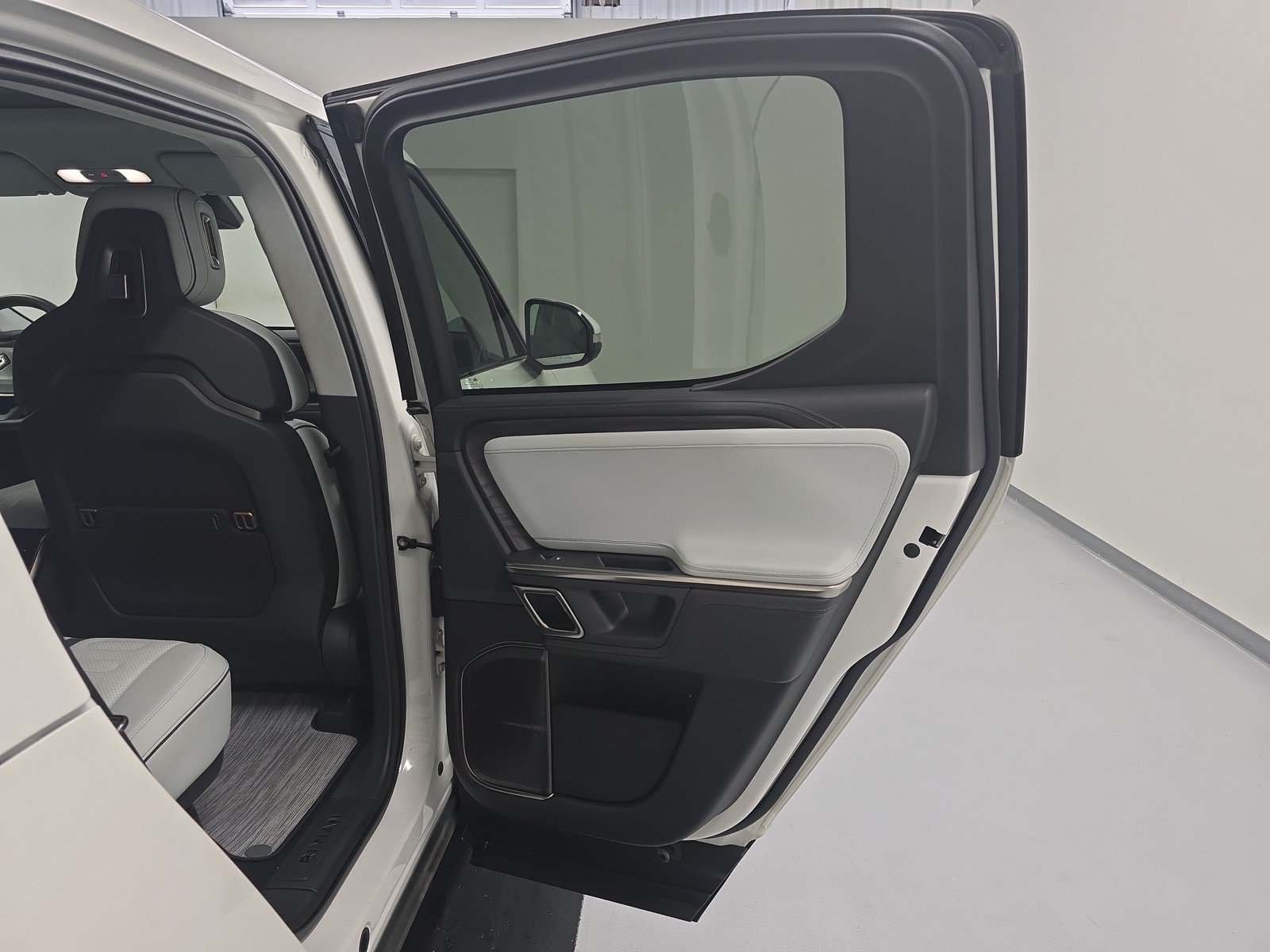 Used 2023 Rivian R1T Adventure AWD/4WD image 19