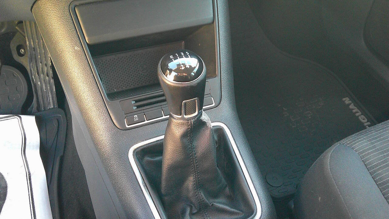 Used 2013 Volkswagen Tiguan S image 12