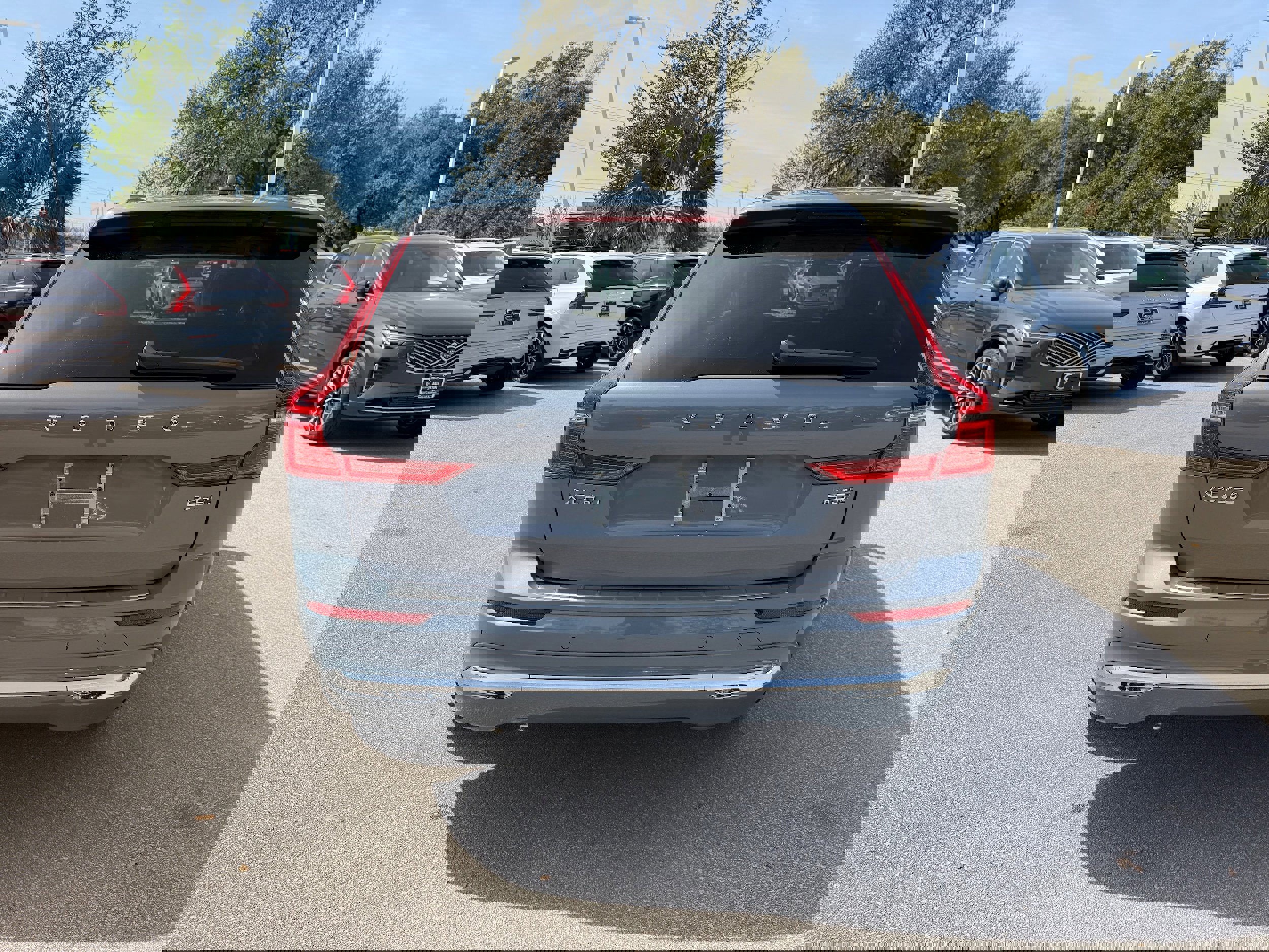 Certified 2023 Volvo XC60 B5 Plus w/ Climate Package image 5