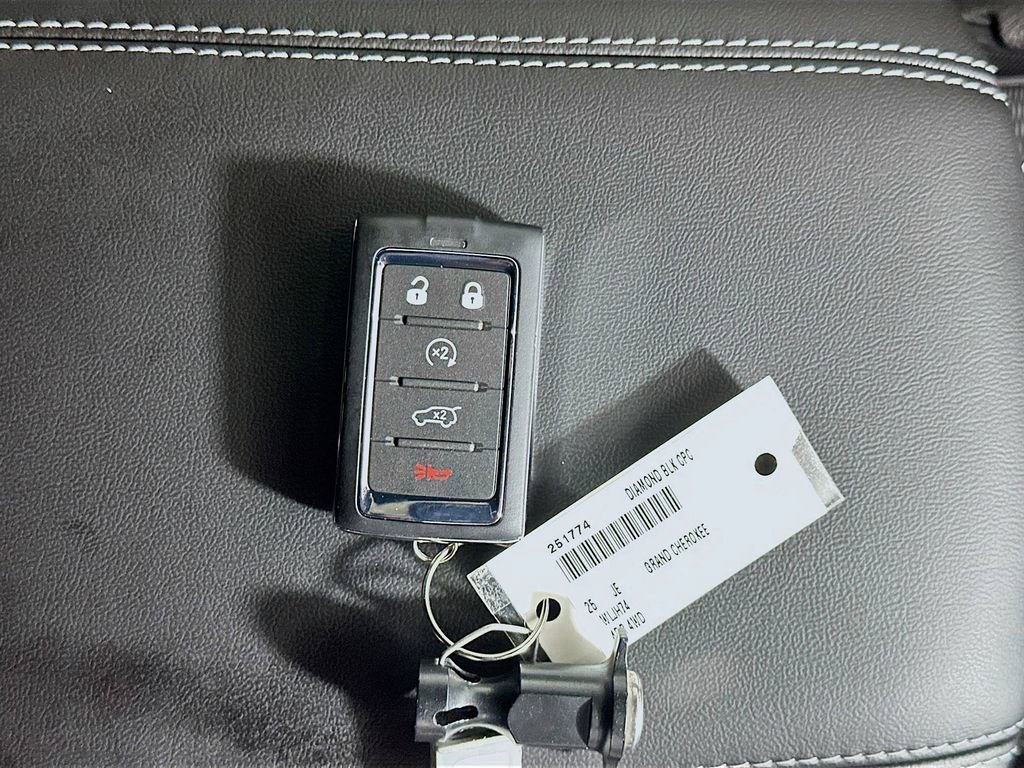 New 2025 Jeep Grand Cherokee Altitude image 20