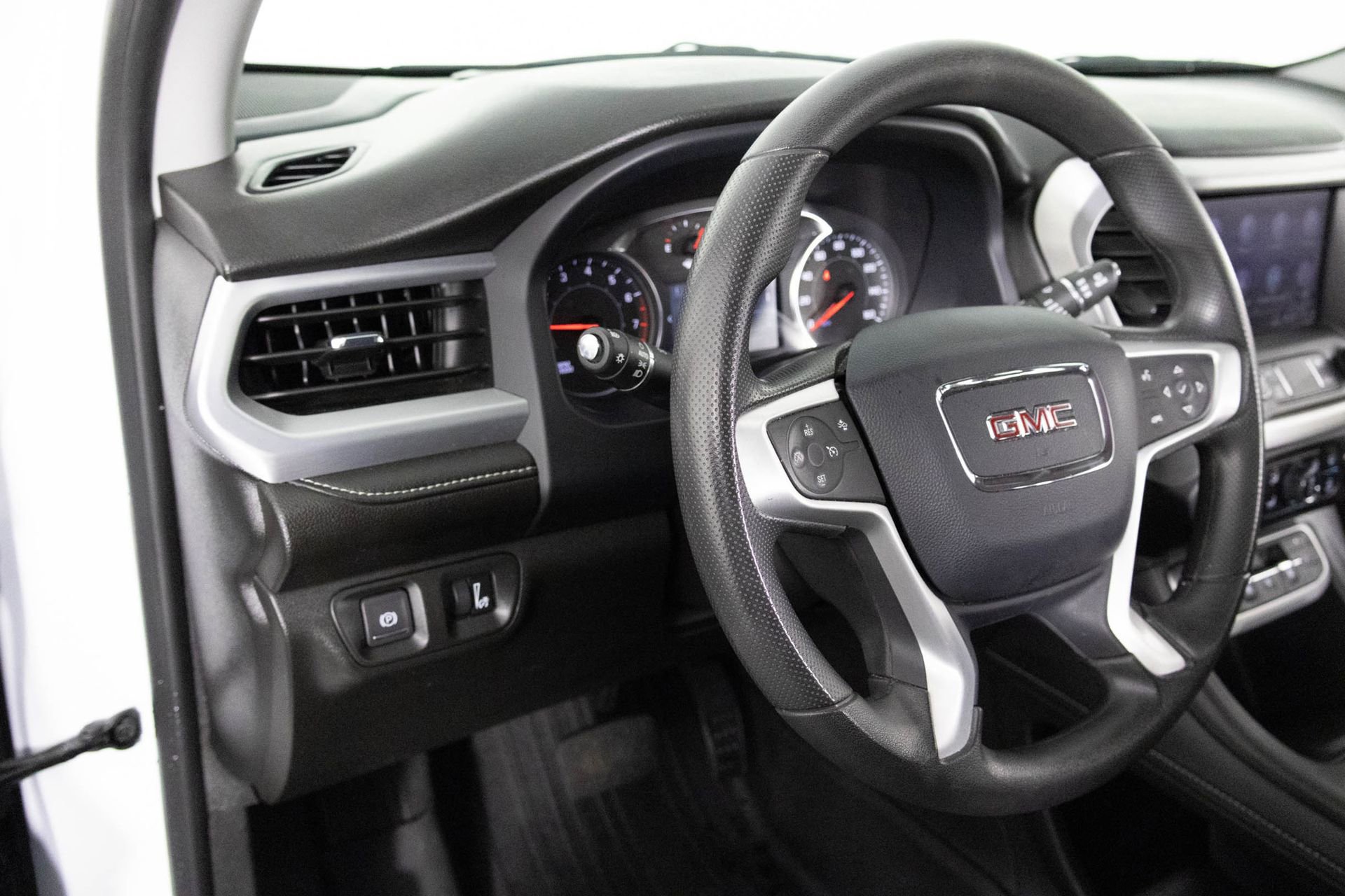 Certified 2023 GMC Acadia SLE w/ Driver Convenience Package image 32