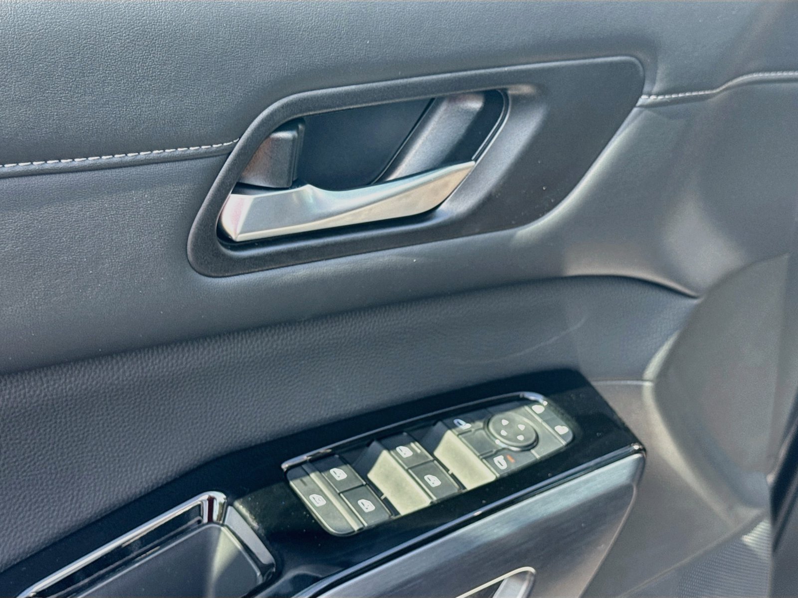 New 2026 Nissan Pathfinder SL FWD image 17