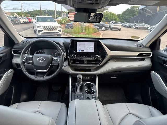 Used 2023 Toyota Highlander XLE AWD/4WD image 39