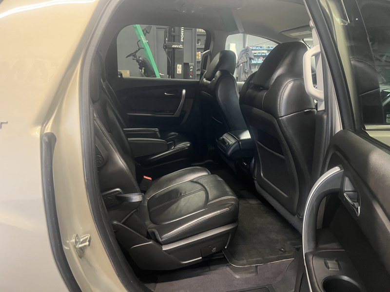 Used 2010 GMC Acadia SLT image 8