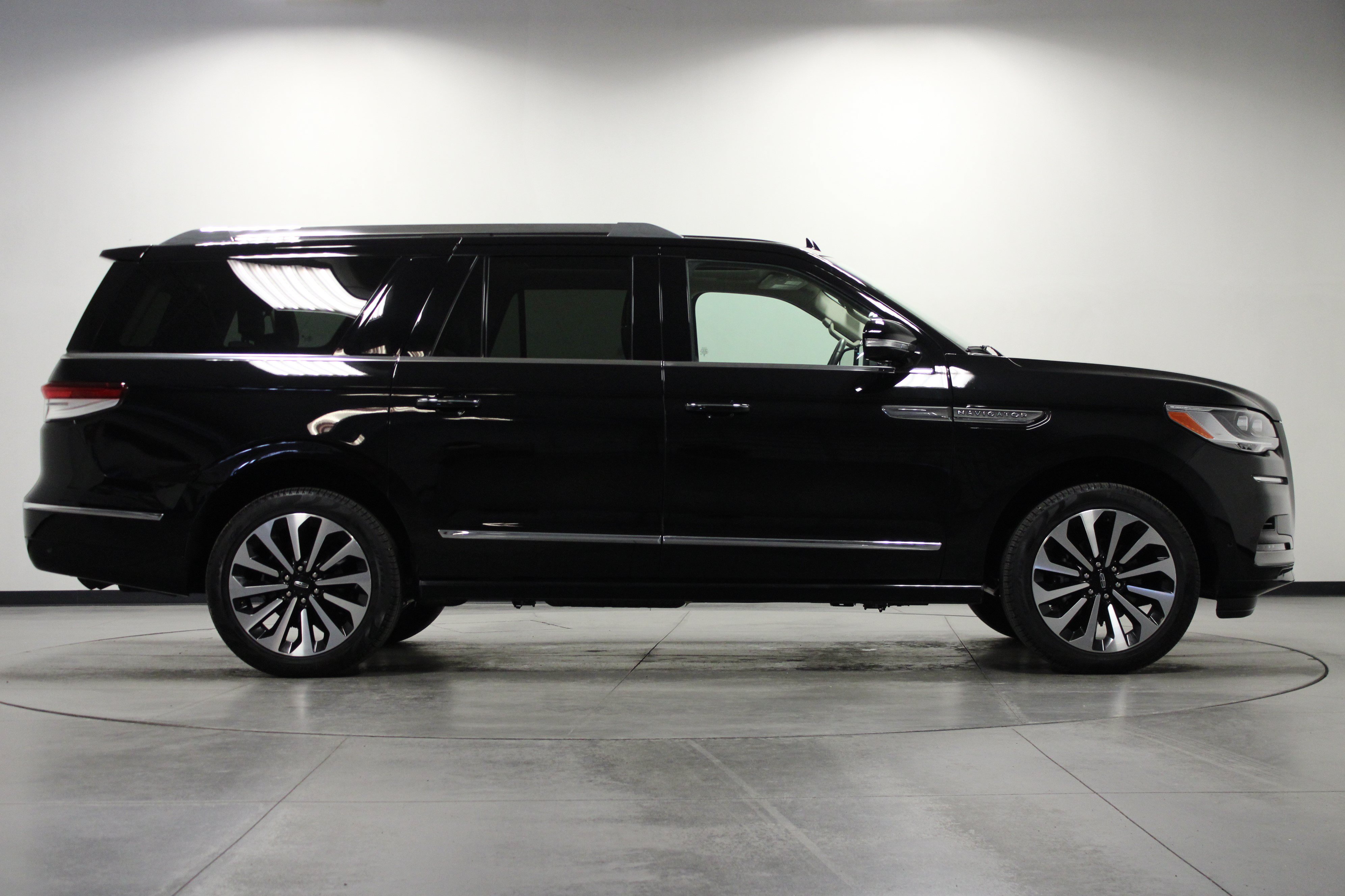 Used 2024 Lincoln Navigator L Reserve AWD/4WD image 3