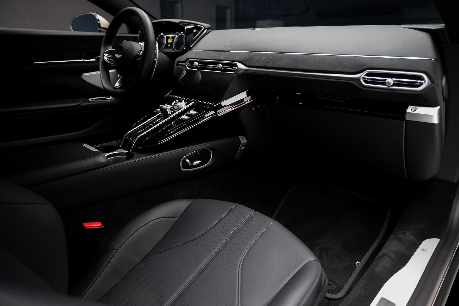 Used 2025 Aston Martin V8 Vantage Coupe RWD image 56