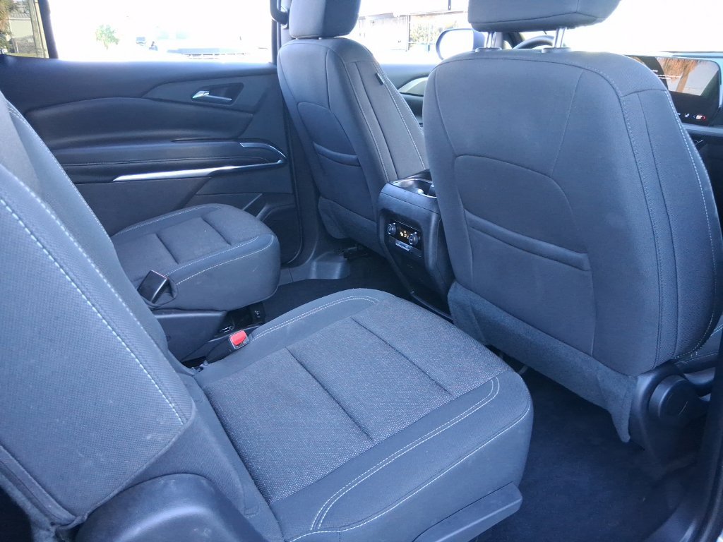Used 2025 Chevrolet Traverse LT FWD image 19