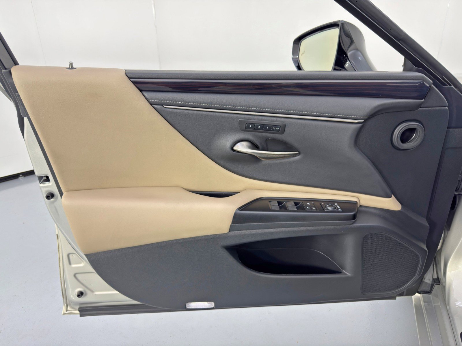 Used 2020 Lexus ES 300h w/ Premium Package image 43