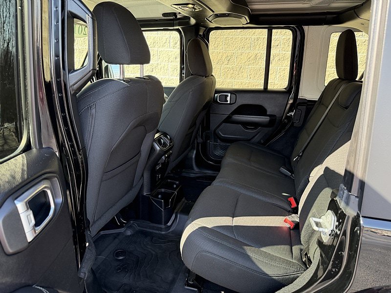 Used 2019 Jeep Wrangler Unlimited Sahara w/ LED Lighting Group AWD/4WD image 13