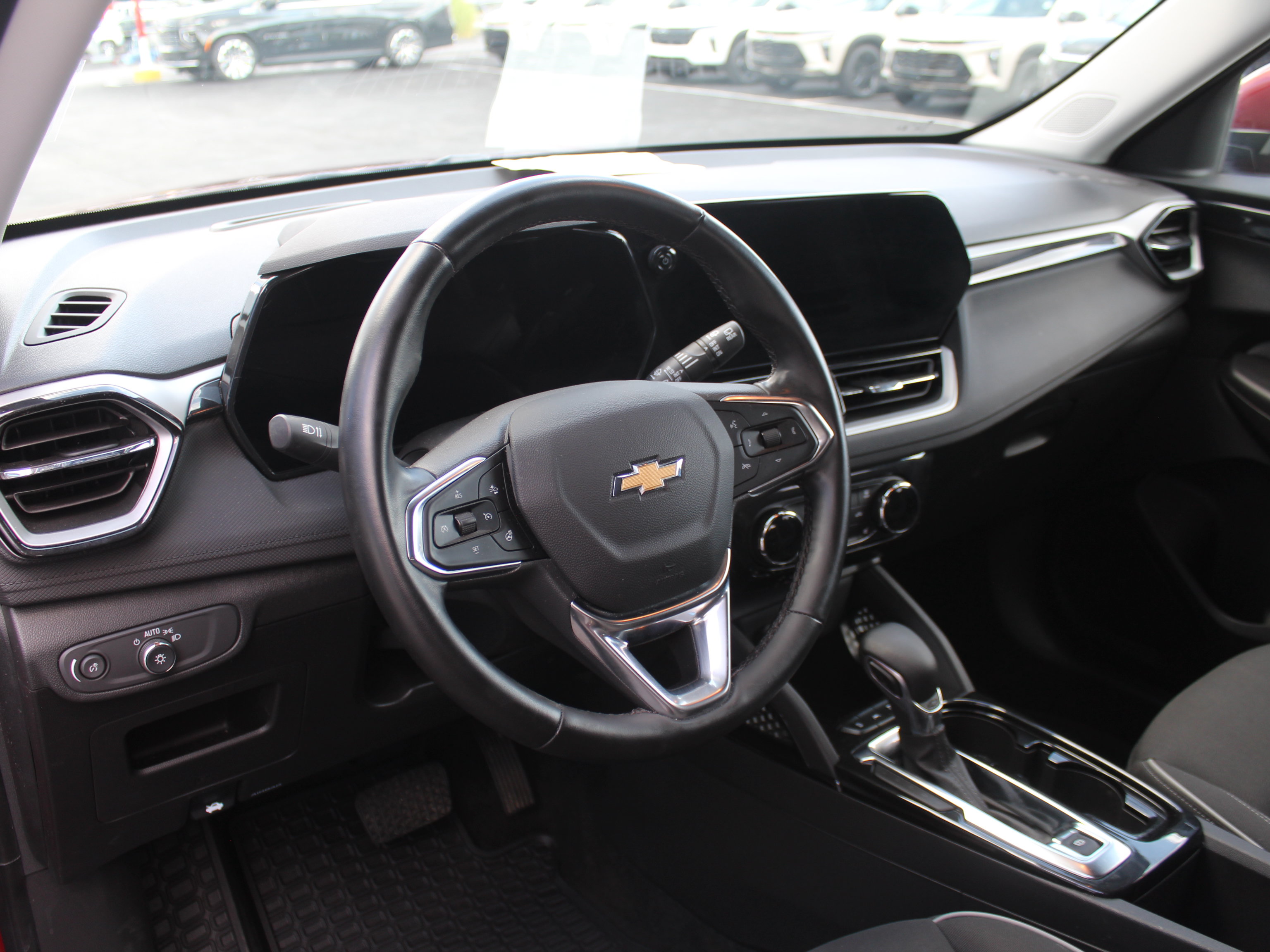 Used 2025 Chevrolet TrailBlazer LT w/ LT Cold Weather Package AWD/4WD image 12