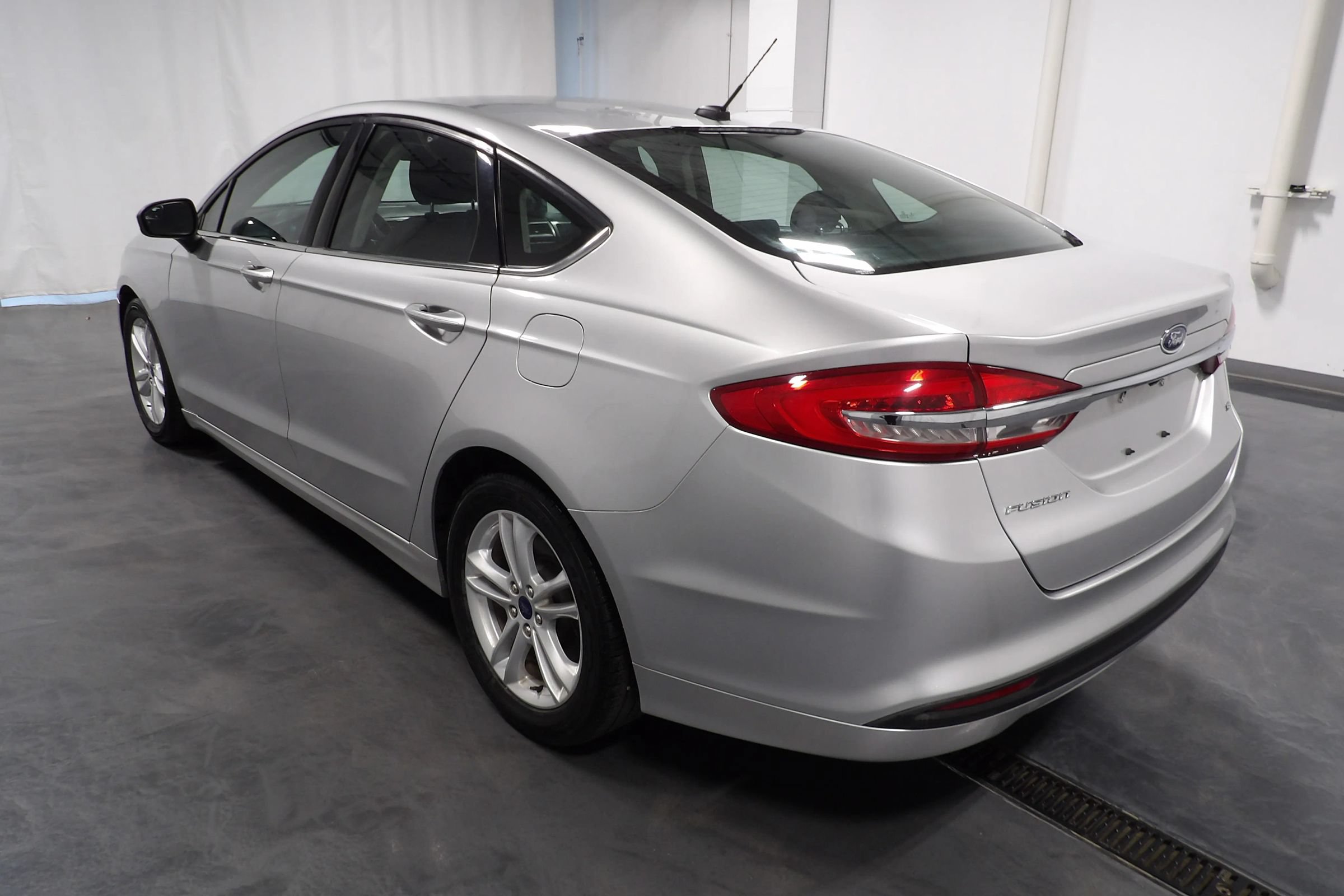Used 2018 Ford Fusion SE FWD image 6