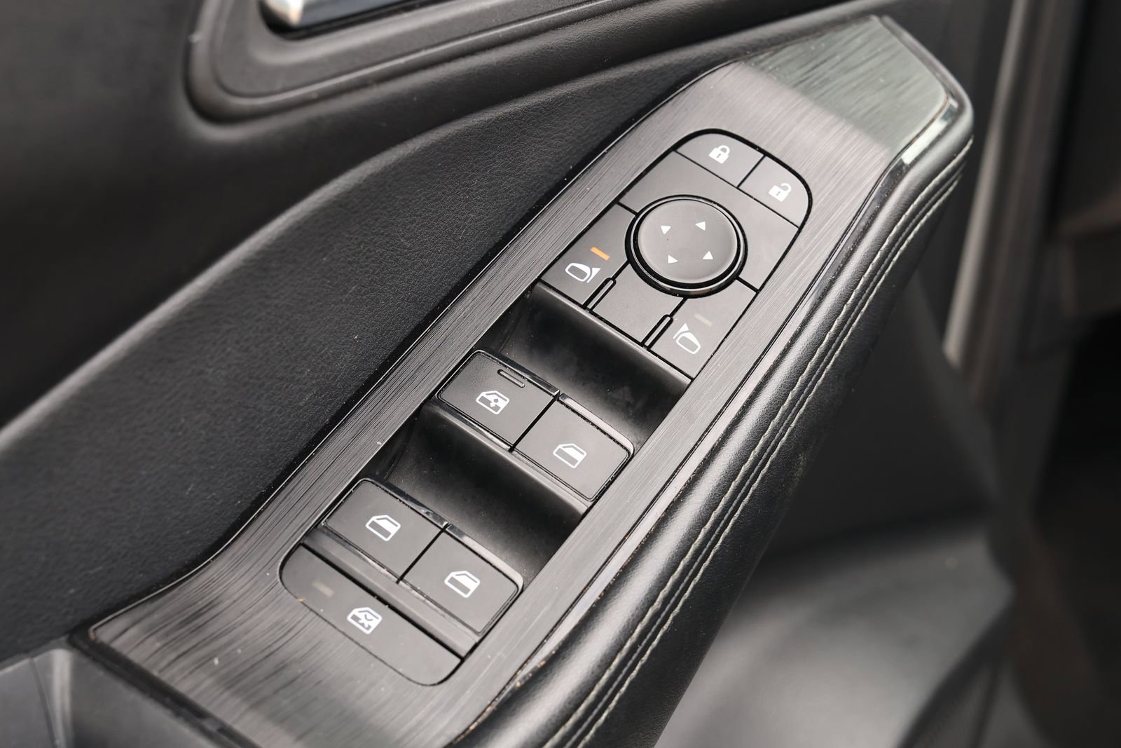 Used 2024 Nissan Rogue SV image 27