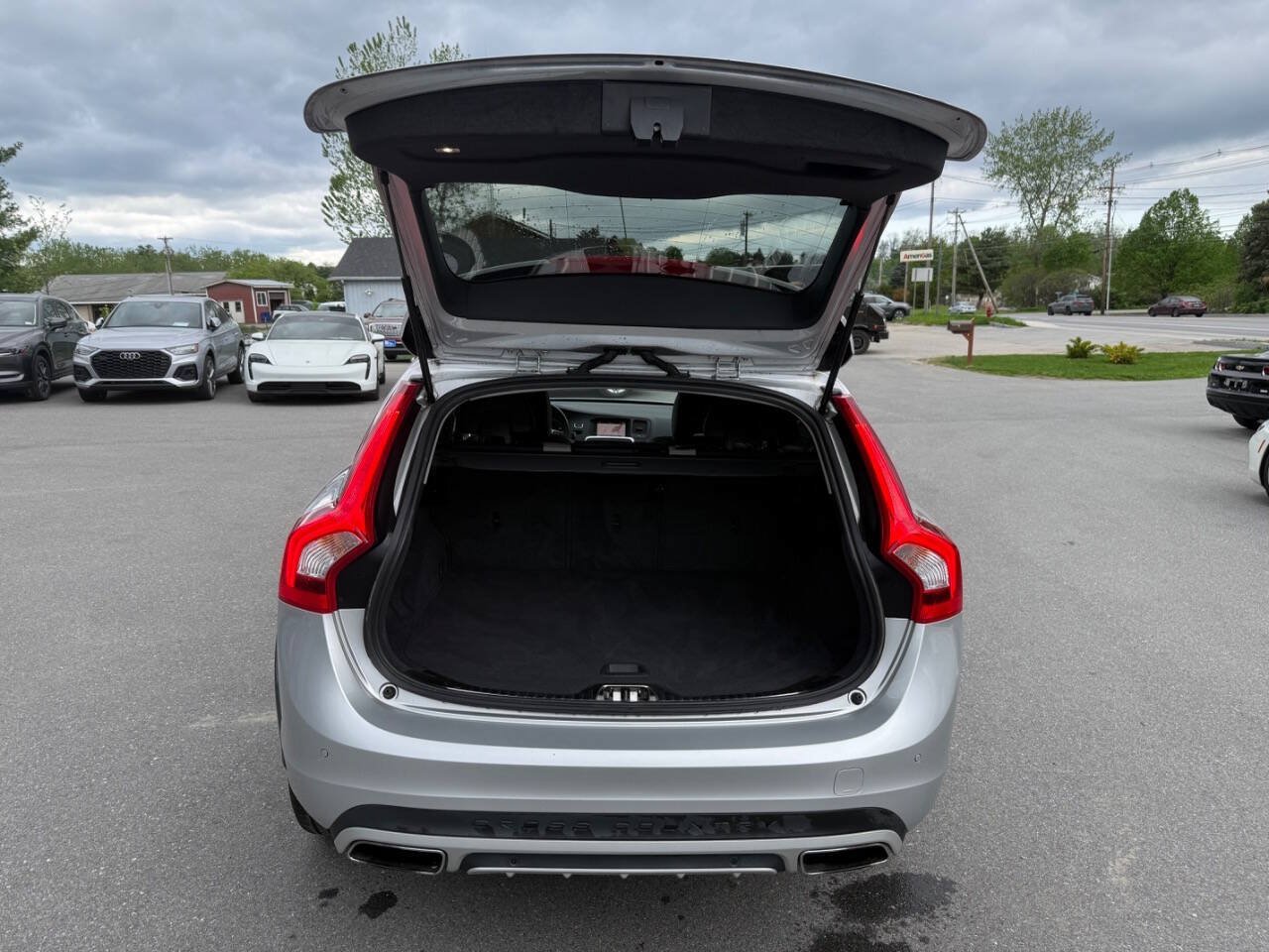 Used 2018 Volvo V60 T5 Cross Country w/ Convenience Package AWD/4WD image 12